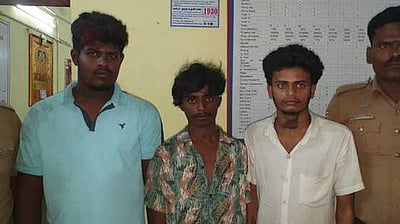 கத்தியைக் காட்டி கைப்பேசி பறித்த 4 போ் கைது