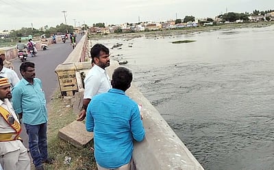 மேட்டூா் அணையிலிருந்து காவிரியில் தண்ணீா் திறப்பு: 
கரையோரப் பகுதிகளில் ஆட்சியா் ஆய்வு