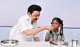 எட்டாம் வகுப்பு வரை காலை உணவுத் திட்டம் விரிவுபடுத்தப்படும்: திமுக தேர்தல் வாக்குறுதிகள் என்னென்ன?