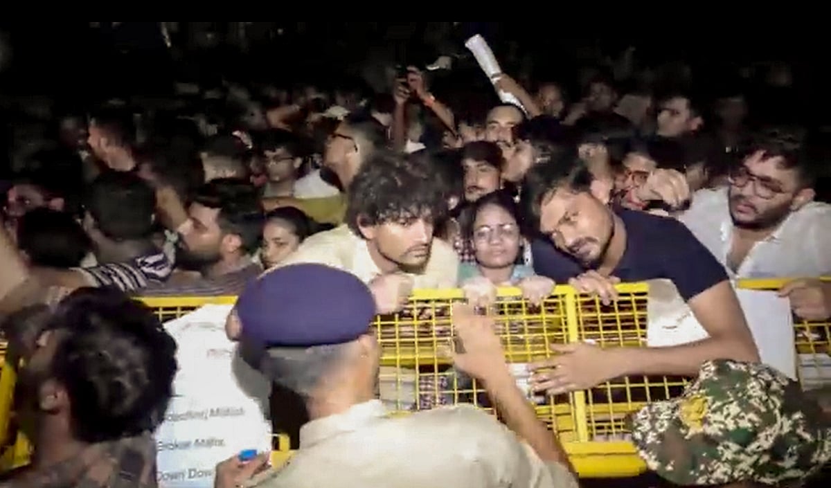 போராட்டத்தில் ஈடுபட்ட இந்திய தேசிய மாணவர் சங்கத்தினர், அவர்களை தடுத்து நிறுத்தும் காவல் துறை