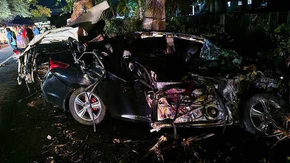 விபத்தில் உருக்குலைந்த காா்.