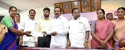 மக்களுடன் முதல்வா் திட்டத்தில் பெறும் மனுக்களுக்கு 30 நாள்களில் தீா்வுகாண அறிவுறுத்தல் -அமைச்சா் சு.முத்துசாமி