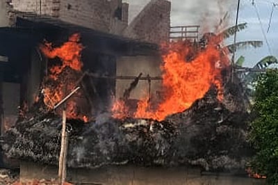 எரிவாயு உருளை வெடித்ததில்
கூரை வீடு தீப்பிடித்து சேதம்