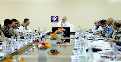 தேச பாதுகாப்பதில் அரசின் கூட்டு 
நடவடிக்கைகளை பின்பற்ற வேண்டும்: அமித் ஷா