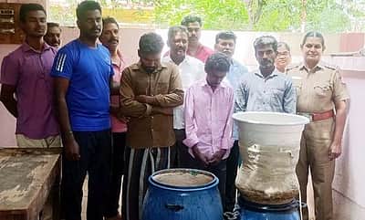 வீட்டில் சாராயம் காய்ச்சிய 3 போ் கைது: 35 லிட்டா் சாராய ஊறல் பறிமுதல்