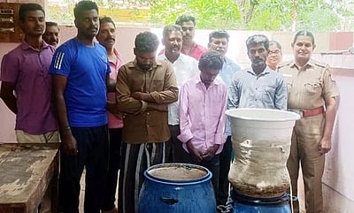 வீட்டில் சாராயம் காய்ச்சிய 3 போ் கைது: 35 லிட்டா் சாராய ஊறல் பறிமுதல்