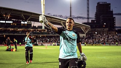 சிக்ஸர் அடித்து முதல் டி20 சதத்தை பதிவு செய்தார் சாம் கரண்!