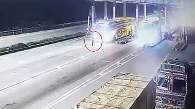 சக ஓட்டுநர் மீது பேருந்தை ஏற்றிக் கொன்ற ஓட்டுநர்!
