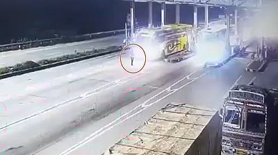 சக ஓட்டுநர் மீது பேருந்தை ஏற்றிக் கொன்ற ஓட்டுநர்!