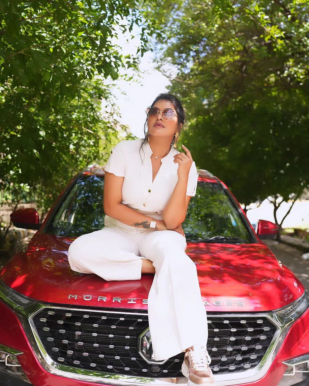 ஒரு வெண்புறா.. ரச்சிதா மகாலட்சுமி!