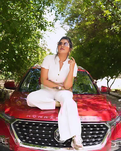 ஒரு வெண்புறா.. ரச்சிதா மகாலட்சுமி!