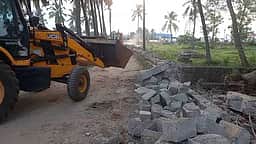 தீண்டாமை சுற்றுச்சுவரை அகற்றக் கோரிக்கை