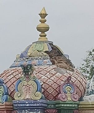 இடி தாக்கியதில் கோயில் கோபுரம் சேதம்