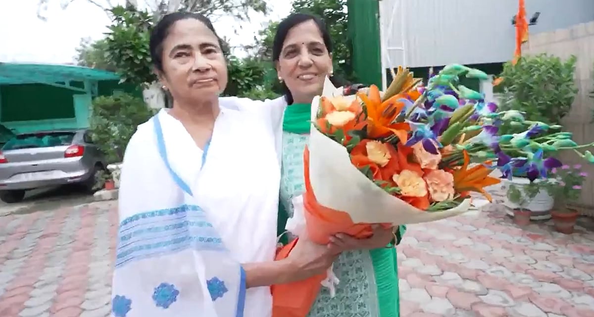 சுனிதா கேஜரிவாலை சந்தித்த மம்தா பானர்ஜி