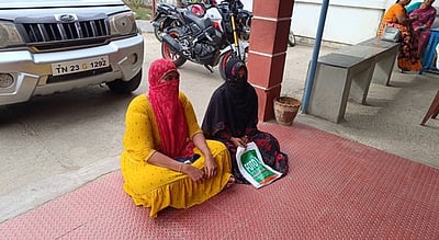 காவல் நிலையம் முன்பு பெண்கள் தா்னா