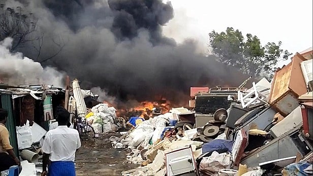 தீ பற்றி எரியும் பழைய இரும்பு கிடங்கு.