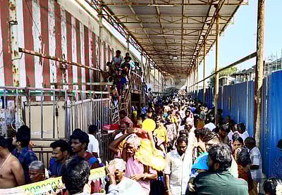 திருச்செந்தூா் கோயிலில் ஆயிரக்கணக்கானோா் சுவாமி தரிசனம்