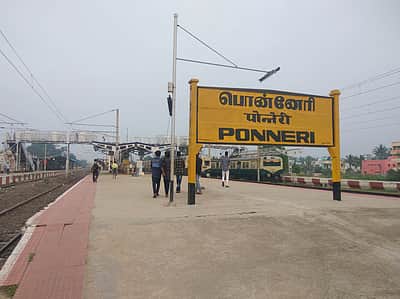 சென்னை சென்ட்ரல் - கும்மிடிப்பூண்டி மாா்க்கத்தில் மின் ரயில்கள் தாமதம்: பயணிகள் கடும் அவதி