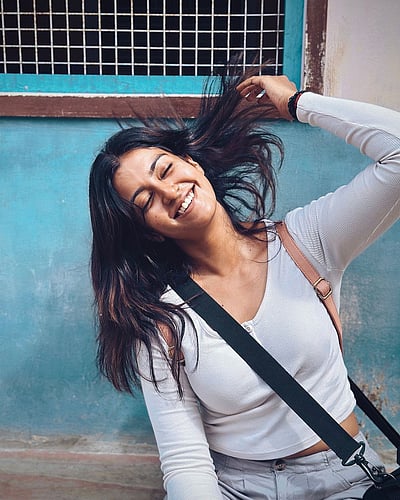 பெண்ணாகிய ஓவியம்...! ரோஷினி ஹரிப்ரியன்!