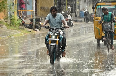 தூத்துக்குடியில் திடீா் மழை: வெப்பம் தணிந்ததால் மக்கள் மகிழ்ச்சி