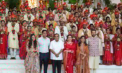 மகன் திருமணத்துக்கு முன்பு 50 இலவச திருமணங்களை நடத்தி வைத்த அம்பானி!