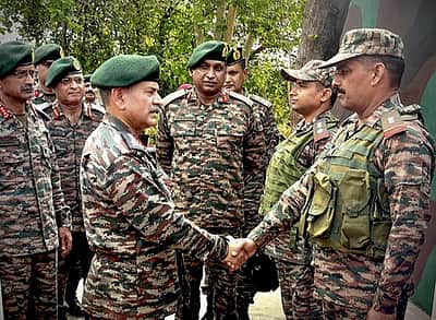 ஜம்மூ-காஷ்மீா் எல்லைப் பகுதியில் ராணுவ தலைமைத் தளபதி ஆய்வு