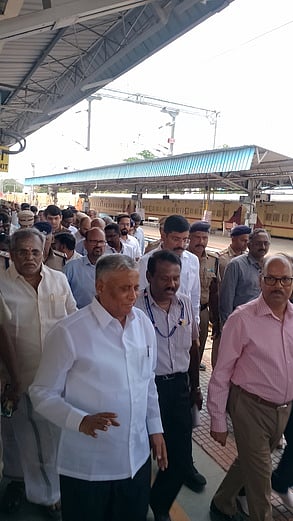 ரயில் நிலையங்களில் மக்கள் பிரதிநிதிகள் 3 மாதங்களுக்கு ஒருமுறை ஆய்வு: மத்திய ரயில்வே இணை அமைச்சா்