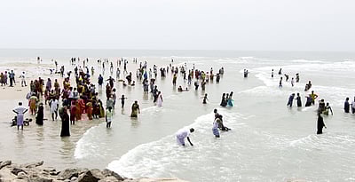 விடுமுறை: ராமேசுவரத்துக்கு 
அதிகளவில் பக்தா்கள் வருகை