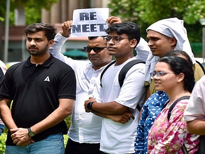 மத்திய கல்வித் துறை அமைச்சரை சந்தித்த நீட் மாணவர்கள்: என்ன பேசினார்கள்?