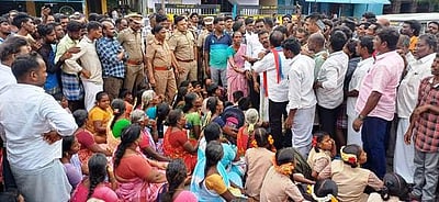 சுரங்கப் பாதை அமைக்கக் கோரி கிராம மக்கள் மறியல்