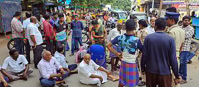 உயிரிழந்த லாரி ஓட்டுநரின் உறவினா்கள் சாலை மறியல்