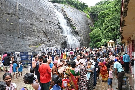 பழையகுற்றாலம் அருவியில் குவிந்த சுற்றுலாப் பயணிகள்.