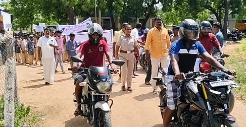 முதுகுளத்தூா் அருகேயுள்ள இளஞ்செம்பூா் அரசுப் பள்ளி மாணவா்களின் மது ஒழிப்பு விழிப்புணா்வுப் பேரணி செவ்வாய்க்கிழமை நடைபெற்றது.