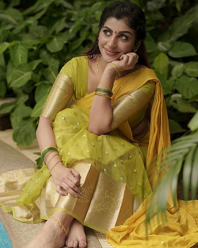 யாஷிகாவா இவர்? தாவணி கொண்டாட்டம்!
