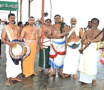 ஆடி மாதப் பிறப்பு: திருச்செந்தூா் கோயிலில் தீா்த்தவாரி