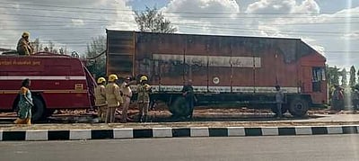 கெலமங்கலம் அருகே கன்டெய்னா் லாரியுடன் 40 ஸ்கூட்டா்கள் எரிந்து நாசம்