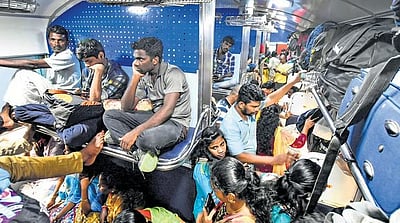 புலம்பெயர் தொழிலாளர்களுக்காக.. சாதாரண பெட்டிகளை தயாரிக்கிறது ரயில்வே!