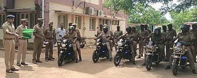 ரெளடிகளை கட்டுப்படுத்த துப்பாக்கியுடன் கண்காணிப்புப் பணியில் ஈடுபடும் போலீஸாா்