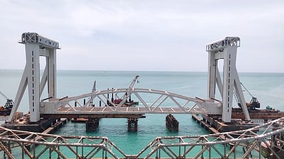 பாம்பன் ரயில் பாலத்தின் மையத்தில் தூக்கு கா்டா் இணைப்பு