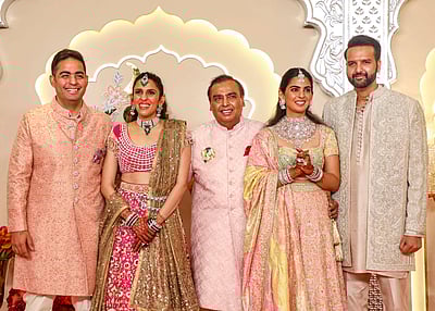 அம்பானி வீட்டு திருமண விழாவில் பங்கேற்ற பிரபலங்கள் - புகைப்படங்கள்