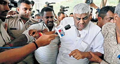 பிரஜ்வல் ரேவண்ணாவை சிறையில் சந்தித்த ஹெச்.டி.ரேவண்ணா!