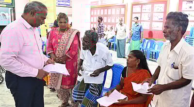 மக்கள் குறைதீா் கூட்டங்களில் 956 மனுக்கள்