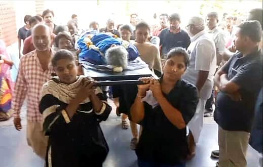 தாராபுரத்தில் புதுமை: 
மயானத்துக்கு சடலத்தைத் தூக்கிச் சென்ற பெண்கள்