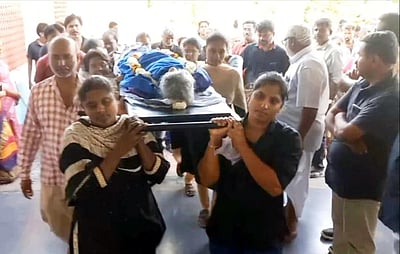 தாராபுரத்தில் புதுமை: 
மயானத்துக்கு சடலத்தைத் தூக்கிச் சென்ற பெண்கள்