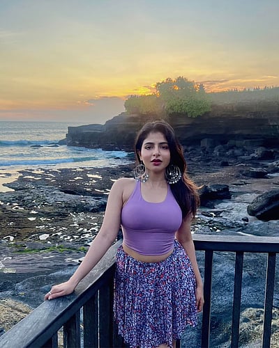 இயற்கை பெரிது.. ஐஸ்வர்யா மேனன்!