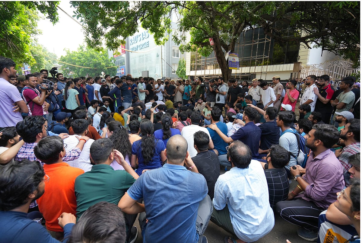 ஐஏஎஸ் தேர்வு பயிற்சி மையத்தில் வெள்ளம்: 3 மாணவர்கள் உயிரிழப்பு