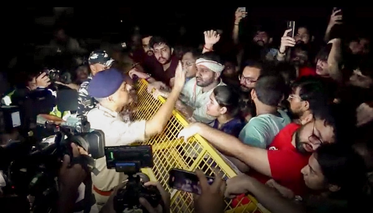 போராட்டத்தில் ஈடுபட்ட மாணவர்களிடம் பேச்சுவார்த்தை நடத்தும் காவல் துறை அதிகாரி