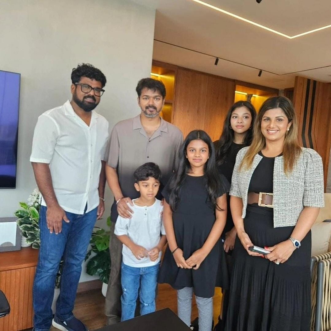 ரம்பா குடும்பத்தினருடன் நடிகர் விஜய்.