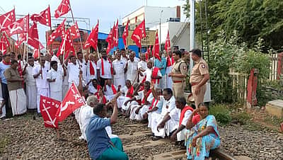 காவிரி நீர் விவகாரம்: மன்னார்குடியில் விவசாயிகள் சங்கத்தினர் ரயில் மறியல்