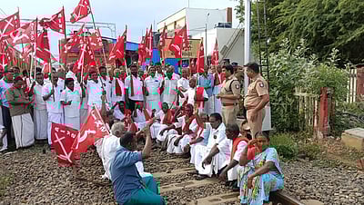 காவிரி நீர் விவகாரம்: மன்னார்குடியில் விவசாயிகள் சங்கத்தினர் ரயில் மறியல்